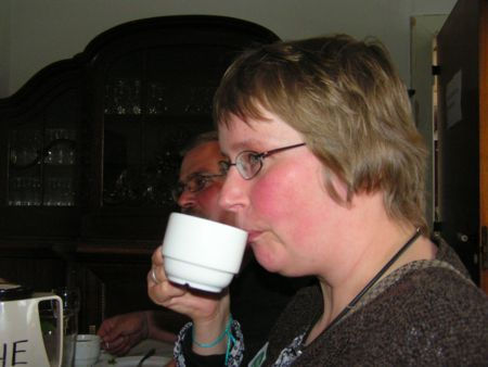 Kvinder drikker tilsyneladende kaffe når de venter. Torsten drikker rent undtagelsesvist ikke.